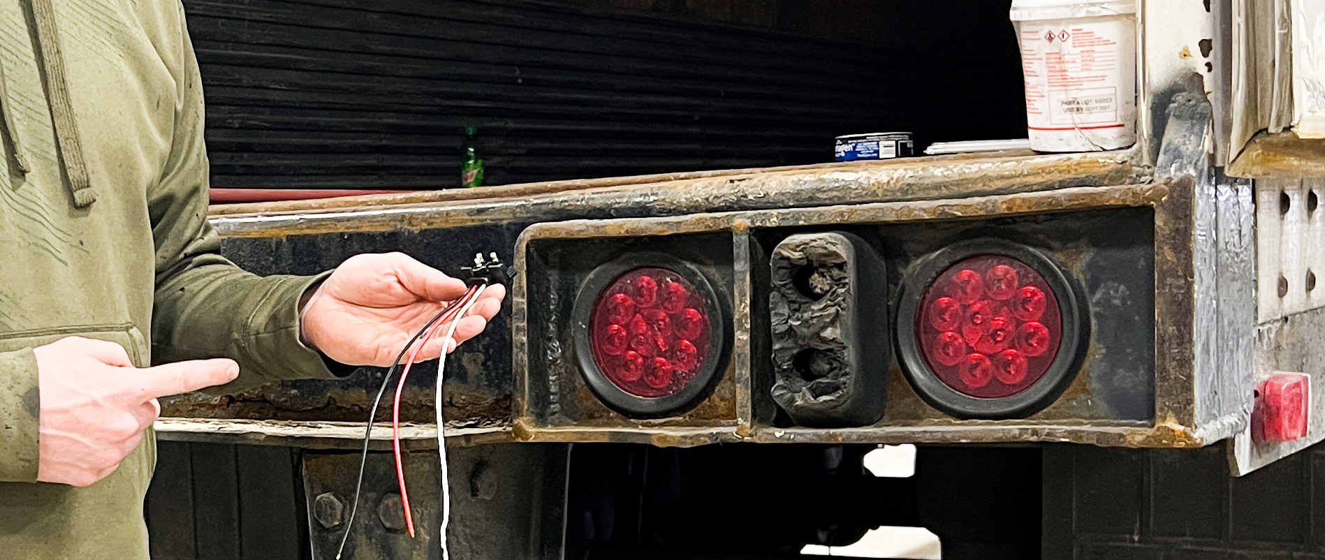 five-steps-to-change-a-pigtail-on-a-light-semi-trailer-hub-with-oil
